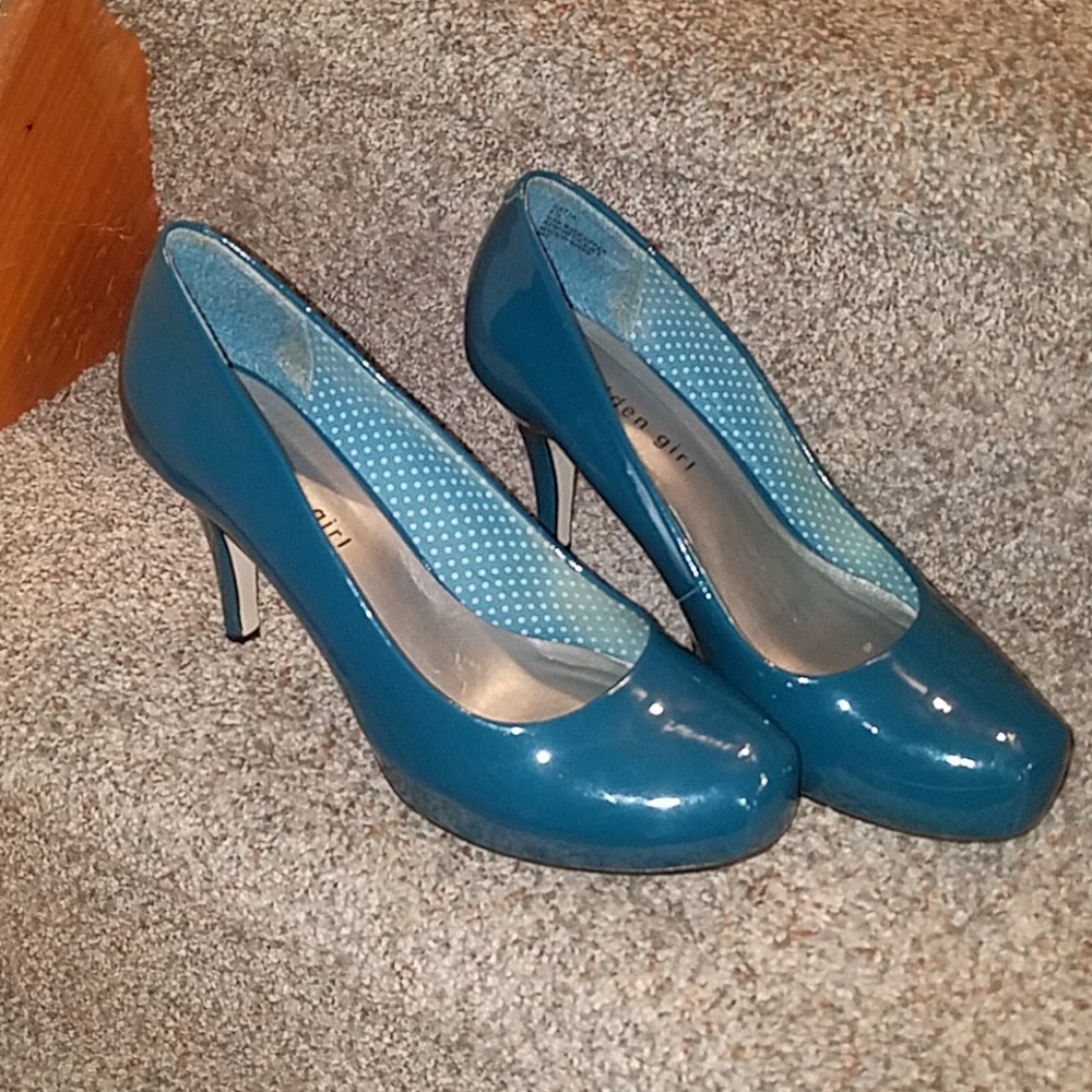 Almond toe teal blue heels!